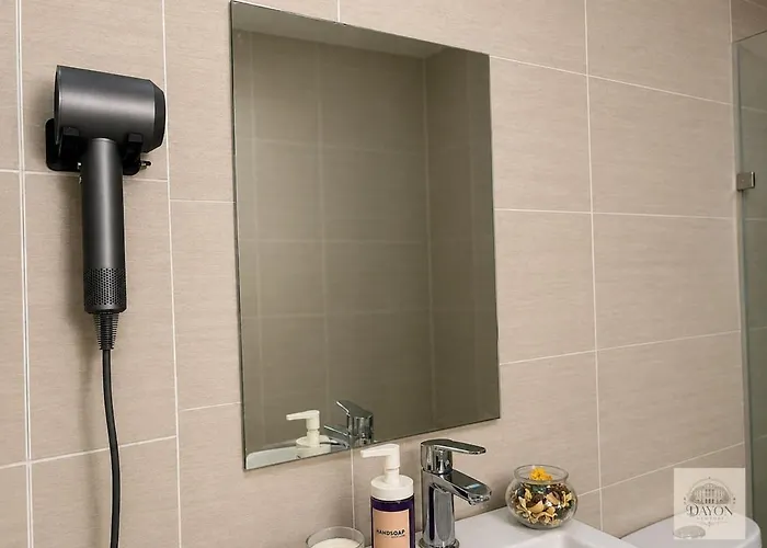 Stylish Retreat Near Naia Terminal 3 Apartamento